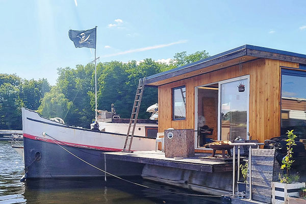 Hausboot und Schlepper